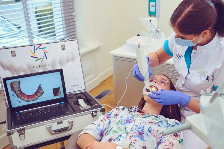 Studenten in de tandheelkundige kliniek van het UMCG aan het werk